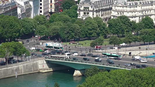 塔楼向河上桥的交通视频