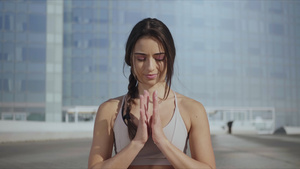 微笑着做瑜伽的女人在户外冥想14秒视频