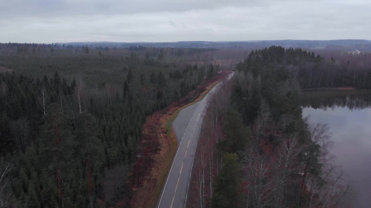 靠近湖泊灰色汽车附近的finland公路高速公路视频