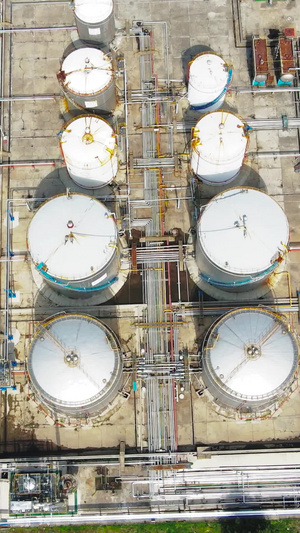 航拍石油油罐存储化工业生产化工生产49秒视频