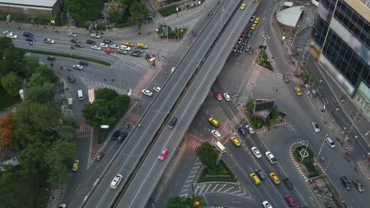 从现代汽车和摩托车上, 驾驶在泰国Bangkok市中心街口交叉路口的十字路口。 在Thailand视频