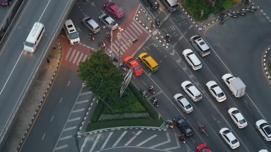 泰国曼谷市中心街口交叉路口的十字路口视频