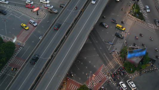 从现代汽车和摩托车上, 驾驶在泰国Bangkok市中心街口交叉路口的十字路口。 在Thailand视频