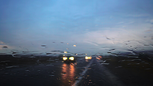 车的玻璃背景下着雨视频