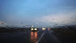 车的玻璃背景下着雨29秒视频