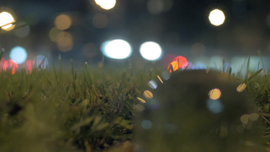夜间的玻璃球和汽车交通视频