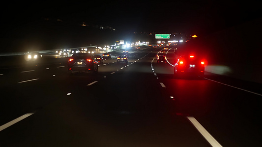 从车上看洛杉矶繁忙的高速公路在夜间视频