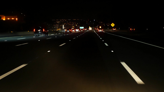 洛杉矶繁忙的高速公路夜景视频