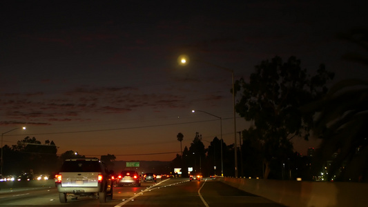 洛杉矶繁忙的高速公路夜景视频