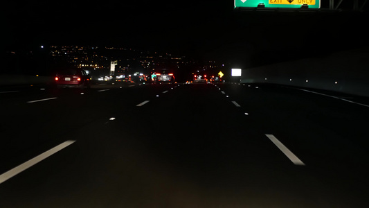 从车上看。洛杉矶繁忙的高速公路在夜间。美国加利福尼亚州的大型州际公路。在高速公路车道上快速自动驾驶。交通堵塞和视频