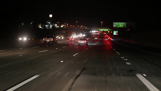 从车上看。洛杉矶繁忙的高速公路在夜间。美国加利福尼亚州的大型州际公路。在高速公路车道上快速自动驾驶。交通堵塞和视频