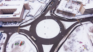 冬季城市和公路上的汽车交通循环8秒视频