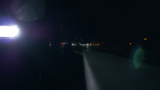 堵塞车头灯和对面车道上的交通流量视频