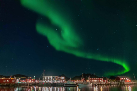 极夜极光下的冰岛美丽湖边小镇视频