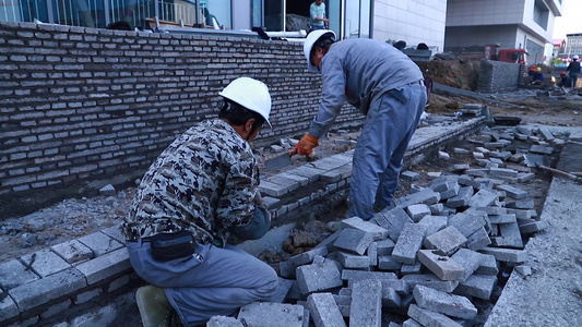 实拍建筑工人砌墙视频