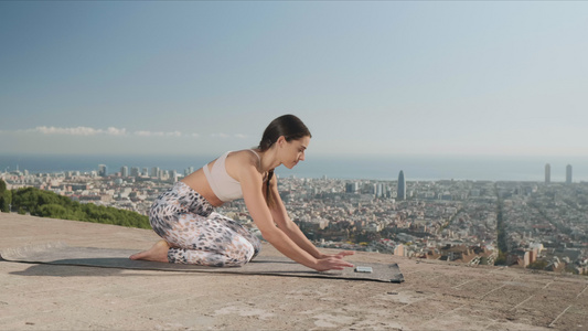 运动女性在户外瑜伽锻炼视频