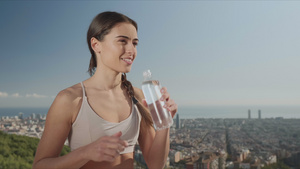 城市的视角女孩饮用水17秒视频