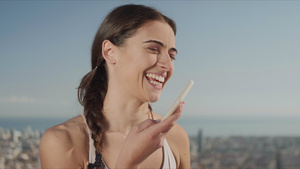 微笑的女士在街上用手机录音语留言的肖像14秒视频