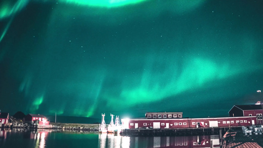 极夜极光下的美丽冰岛小镇视频