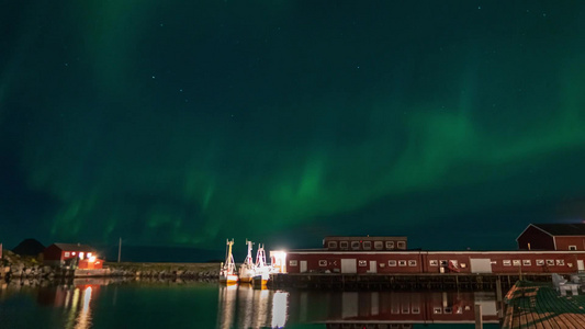 极夜极光下的美丽冰岛小镇视频
