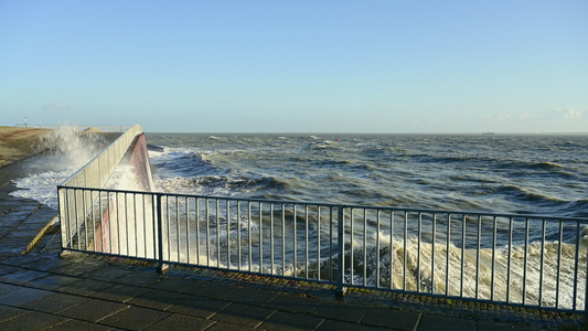 荷兰弗利辛根富兰克林风暴期间海浪撞击码头视频