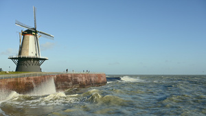 荷兰弗利辛根富兰克林风暴期间海上风车21秒视频