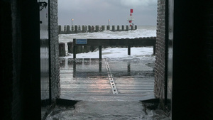 荷兰弗利辛根 Corrie 风暴期间码头上的海浪22秒视频