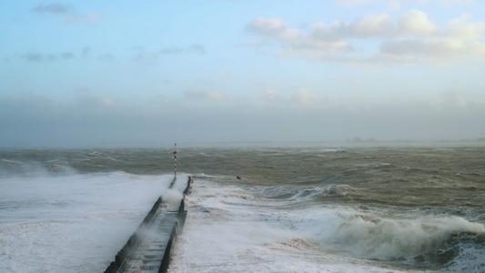 荷兰弗利辛根尤尼斯风暴期间，海浪在码头上方溢出视频