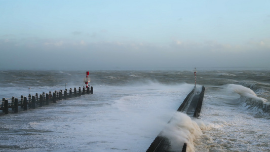 荷兰弗利辛根尤尼斯风暴期间，海浪在码头上方溢出视频