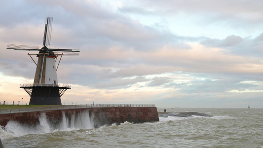 荷兰弗利辛根 Corrie 风暴期间海上风车视频