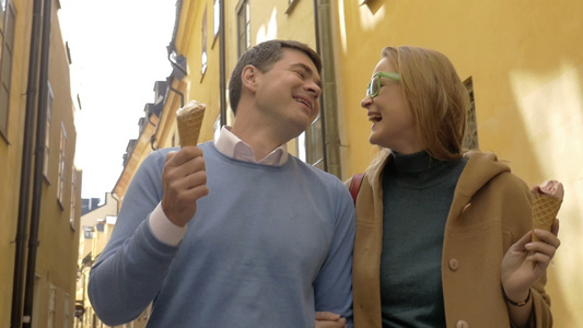快乐的男女在散步中吃冰淇淋视频
