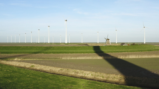 风力涡轮机和风车在田间视频