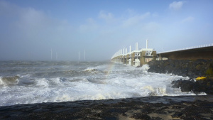 荷兰弗鲁文波尔德风暴尤尼斯期间的海浪29秒视频