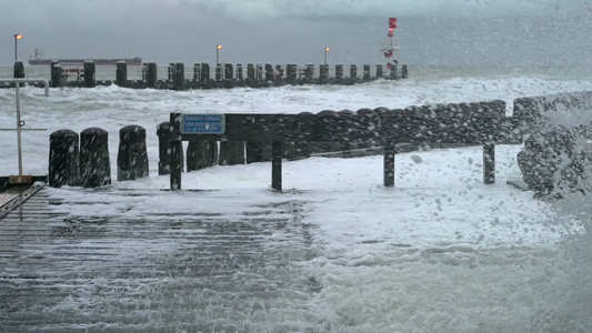 荷兰弗利辛根风暴期间码头上的海浪视频