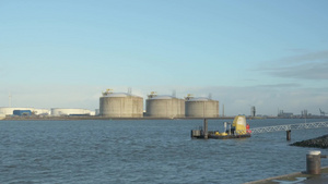 荷兰鹿特丹码头的液化天然气罐23秒视频