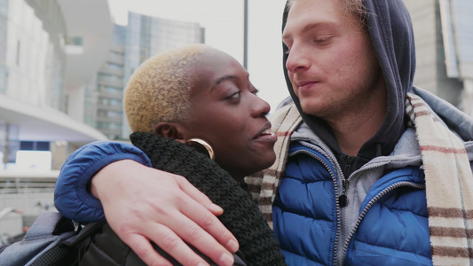 在意大利城市拥抱和接吻的幸福情侣视频
