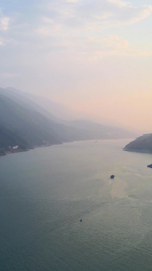 长江三峡日落沿江前行航拍50秒视频