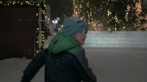 孩子在下雪的街上跑37秒视频