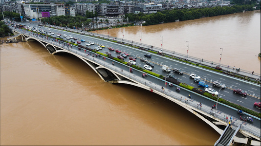 4k高清航拍夏季夏天南方洪水暴雨洪峰过境桥梁交通视频