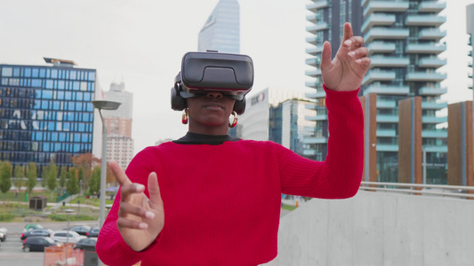 意大利城市戴 VR 护目镜的女人视频