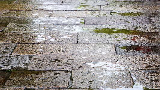 下雨天的石板路视频