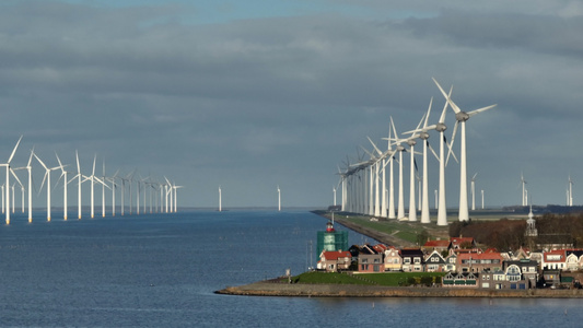 荷兰乌尔克附近海岸线和近海的风力涡轮机视频