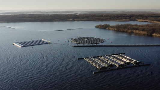 荷兰鹿特丹湖上的浮动太阳能电池板视频