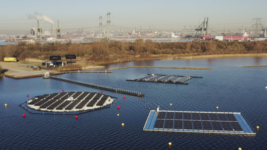 荷兰鹿特丹湖上的浮动太阳能电池板视频