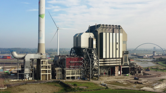 老燃煤发电站和新的风力涡轮机视频