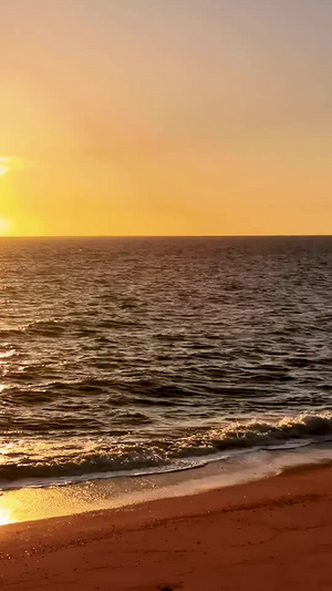 海边黄昏日落海浪拍打沙滩空镜头视频素材60秒视频