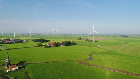 风力涡轮机和风车在田野视频