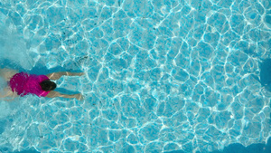 荷兰布雷达游泳池中女性的俯视图27秒视频