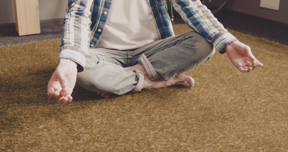 在地毯上冥想年轻人在工作过程中放松视频