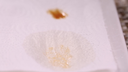 餐巾纸吸油油脂污渍 视频